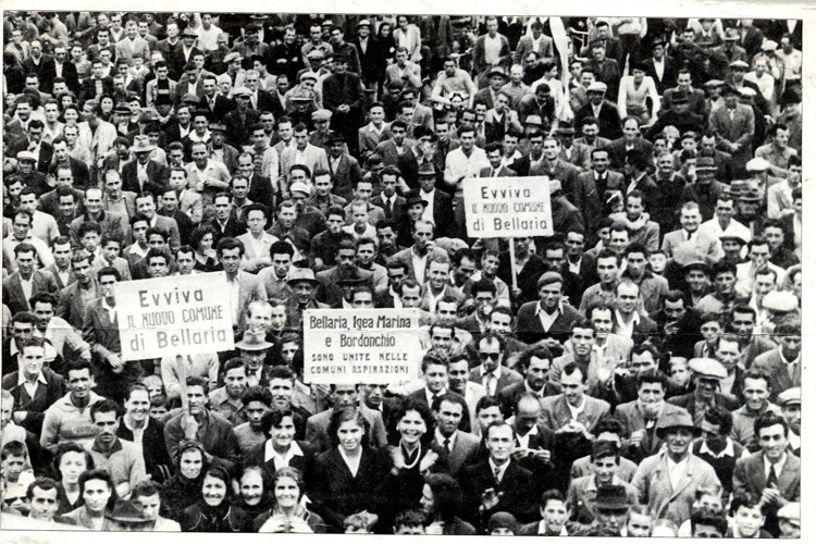 P.zza Matteotti gremita per festeggiare la conquista dell'autonomia amministrativa, 1956